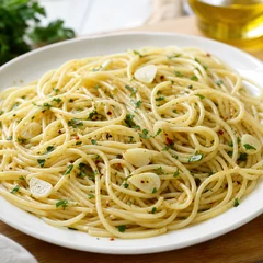 Knoblauch-Nudeln mit Petersilie