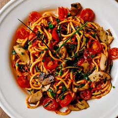 Nudeln mit Tomatensauce und Salat