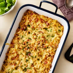 Schinkenfleckerl mit Salat