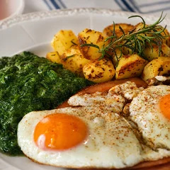 Spinat mit Röstkartoffeln und Spiegelei