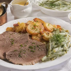 Tafelspitz mit Röstkartoffeln und Fisolen in Dillsauce