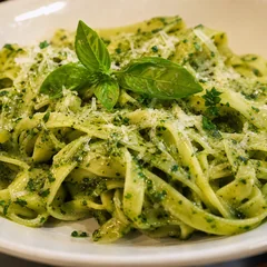 Tagliatelle mit Petersilien-Pesto